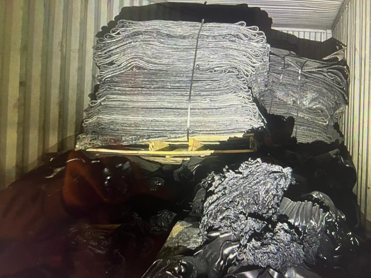 UN VULCANISED RUBBER SHEETS ON PALLETS LOADING CONTAINER